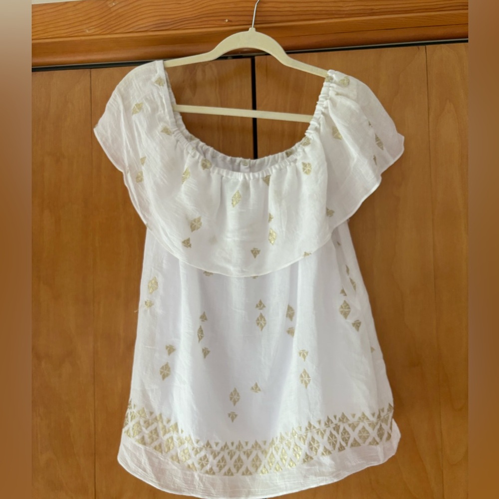Stunning white blouse with gold trim. NWT. Size XL.